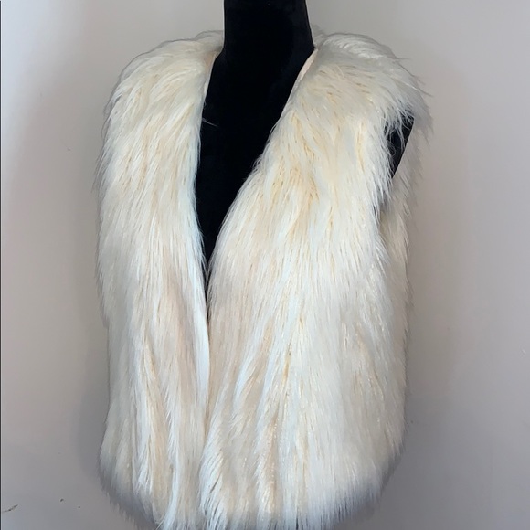 American Eagle Outfitters Jackets & Blazers - American Eagle Faux Fur Vest Medium